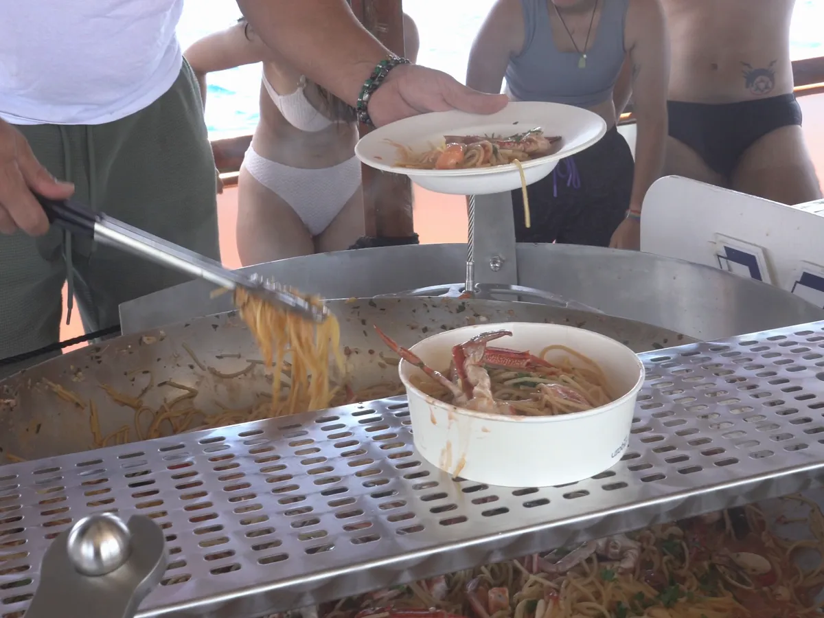 Spaghettata allo scoglio servita a bordo della motobarca VIBA a Gallipoli